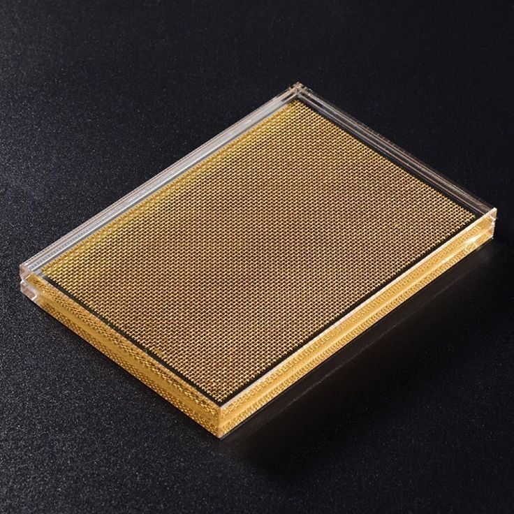 At Tejida — muestra angular del laminado con malla tejida oro