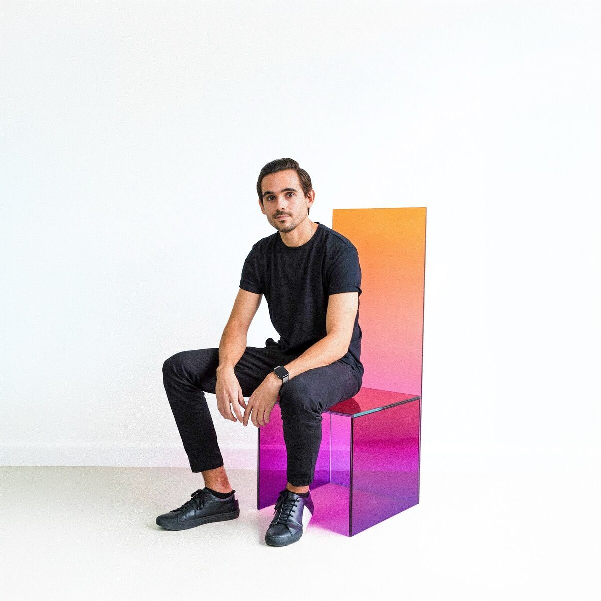 Guillermo Pernia, fundador y director de Glass Lab y Pernia Glass, sentado en una silla de vidrio de degradado tornasolado