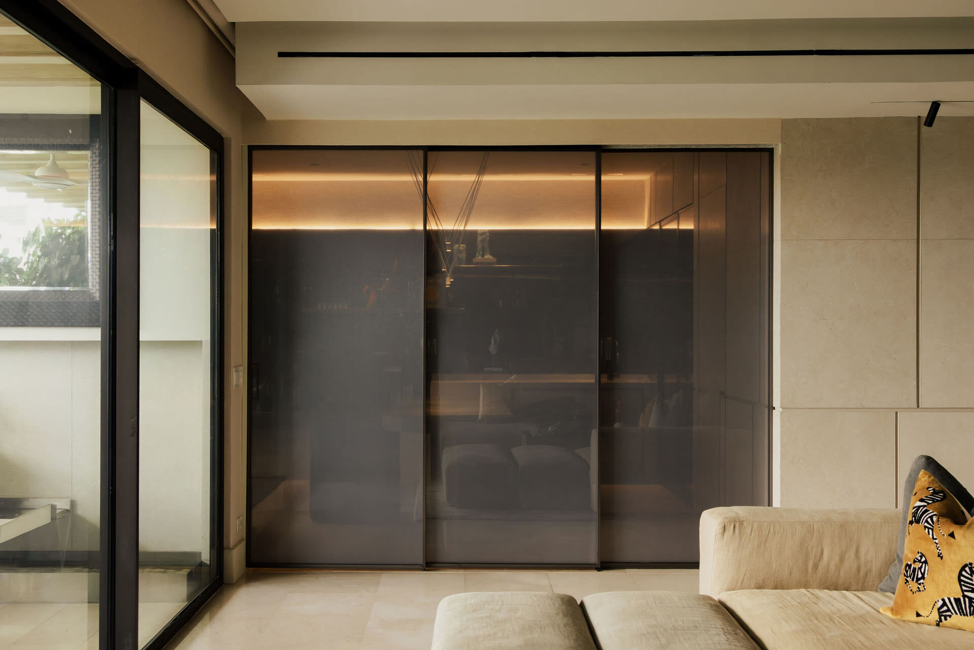 Residencia Lantana — puerta corrediza con vidrio dicroico