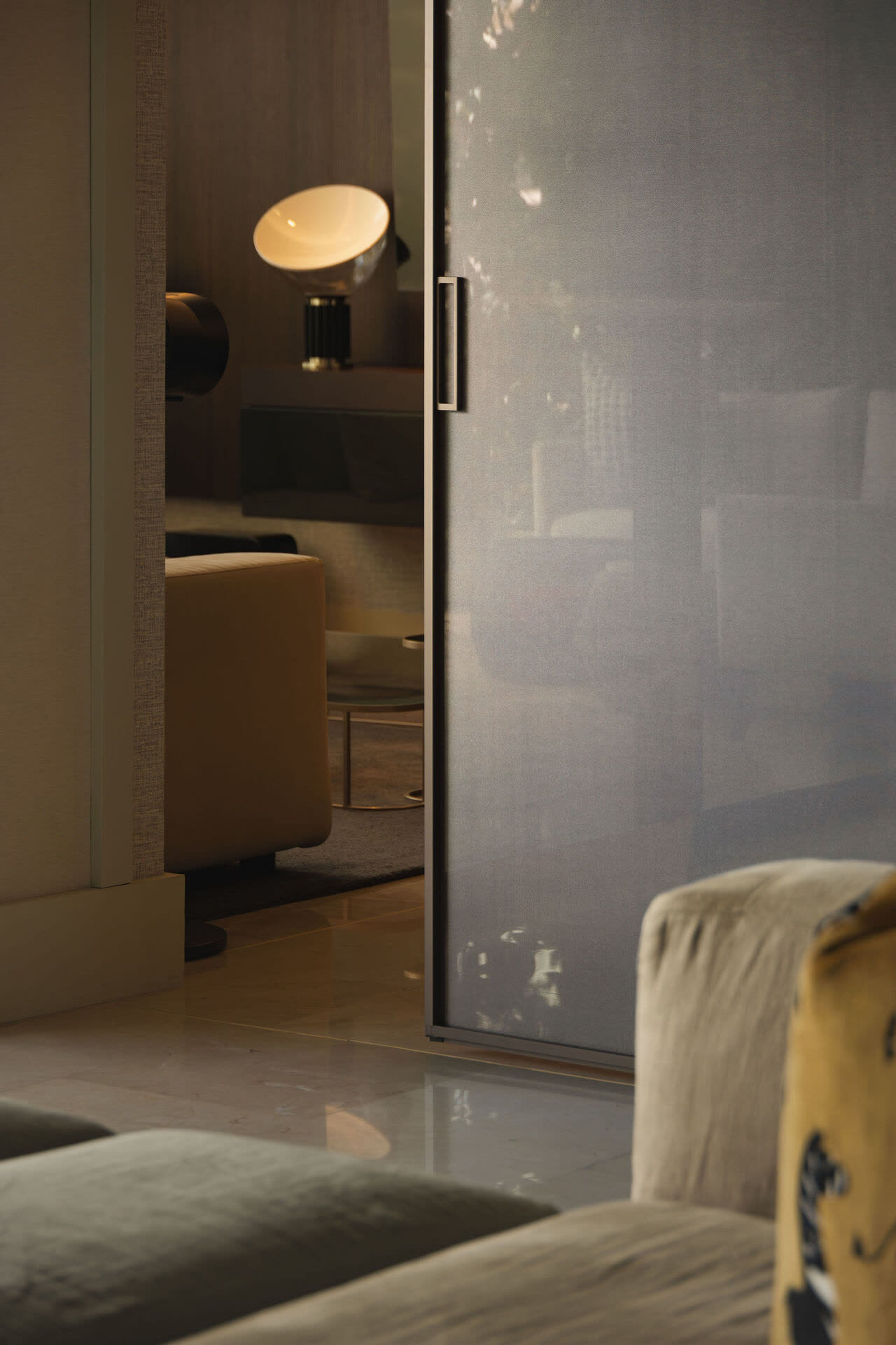 Interior — luz filtrada por dicroico